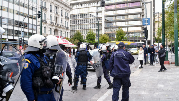 Τέσσερις προσαγωγές και μία σύλληψη σε πορεία στο κέντρο της Αθήνας 
