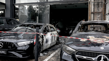 Από εμπρηστική επίθεση η πυρκαγιά σε αντιπροσωπεία αυτοκινήτων στη Γλυφάδα, εκτεταμένες ζημιές, δείτε εικόνες