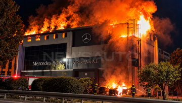 Έρευνα για εμπρησμό σε έκθεση Mercedes-Benz και smart  (video)