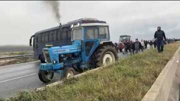 Κλούβα της Αστυνομίας επιχειρεί να σπάσει μπλόκο των αγροτών στις Σέρρες