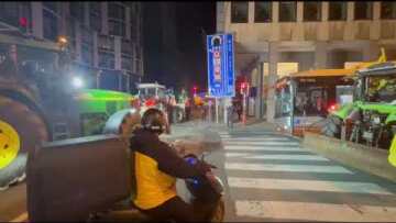 Νυχτερινό πανδαιμόνιο στις Βρυξέλλες, αγρότες έκλεισαν τη λεωφόρο μπροστά από την Κομισιον