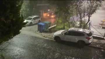 Ισχυρή καταιγίδα χτυπάει την Αττική: Δυνατός αέρας και χαλάζι σε πολλές περιοχές