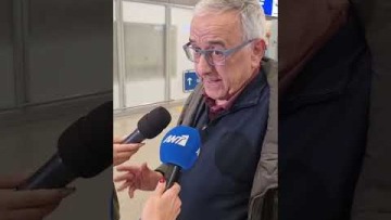 Συγγενείς Ελλήνων περιμένουν την πτήση από το Ντουμπάι