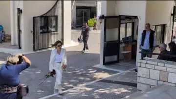 Το τελευταίο αντίο στον Νίκο Γαλανό, Κάτια Δανδουλάκη
