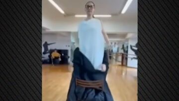 Η στιγμή που ο Φωκάς Ευαγγελινός δείχνει πώς πρέπει να βγει το φόρεμα της Κλαυδίας στη Eurovision - Δείτε το βίντεο
