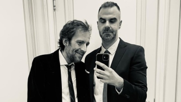 Αύγουστος Κορτώ: Μου φαίνομαι αλλόκοτος κουστουμαρισμένος, αλλά είναι υπέροχο να φοράς τα ρούχα της αγάπης σου