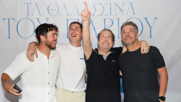 Ο Γιάννης Πάριος αγκαλιά με τους γιους του στην παρουσίαση του νέου του δίσκου - Η στιγμή που χόρεψαν νησιώτικα
