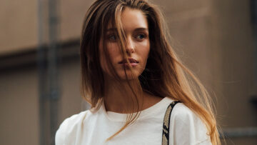 Μπλε ή μοβ σαμπουάν; Πώς επιλέγουμε το κατάλληλο για τα μαλλιά μας