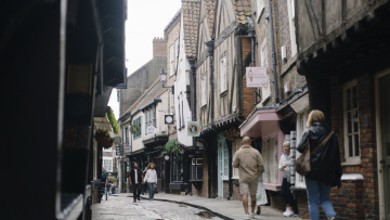 Η μικρή αγγλική πόλη που μας ταξιδεύει πίσω στον χρόνο