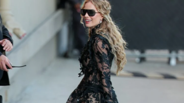 Η Μάργκοτ Ρόμπι ξεκινάει το το press tour της ταινίας «Ανεμοδαρμένα Ύψη» με Alexander McQueen
