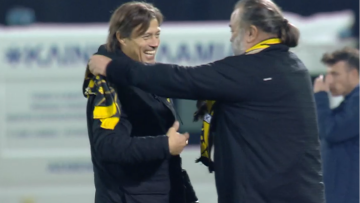 Ο Μάριος Ηλιόπουλος έκανε το γύρο του θριάμβου και πανηγύρισε με παίκτες και κόσμο - Δείτε βίντεο