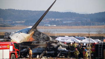 Συντριβή αεροσκάφους στη Νότια Κορέα: 179 άνθρωποι θεωρούνται νεκροί, επέζησαν μόλις 2 - Δείτε σε βίντεο τη στιγμή της έκρηξης