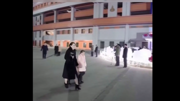 Βόρεια Κορέα: Μυστήριο με βίντεο που δείχνει την αδελφή του Κιμ Γιονγκ Ουν να συνοδεύεται από δύο παιδιά