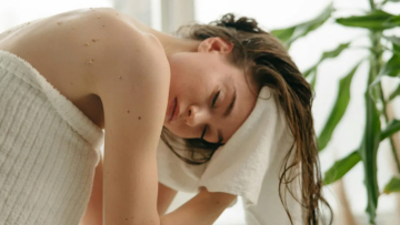 Τελικά, είναι απαραίτητο να λουζόμαστε δύο φορές;