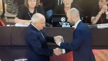 Ιστορική χειραψία ανάμεσα σε Σπανούλη - Ομπράντοβιτς μετά από 15 χρόνια - «Θρυλικός προπονητής» είπε ο Έλληνας για τον Σέρβο- Βίντεο 