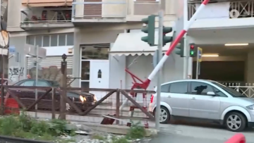 Τρένο παραλίγο να παρασύρει μηχανή στην Κωνσταντινουπόλεως - Συνελήφθη ο φύλακας, δεν είχε κατεβάσει τις μπάρες