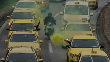 Στο υπουργείο Μεταφορών τα ταξί με καπνογόνα και κόρνες - Δείτε βίντεο από την αυτοκινητοπομπή