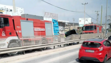 Ένας σοβαρά τραυματίας σε τροχαίο στη Βάρης-Κορωπίου - Το αυτοκίνητο προσέκρουσε στις προστατευτικές μπάρες