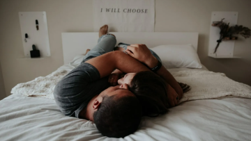 Τα ζευγάρια που κάνουν αυτά τα 5 πράγματα πριν από τον ύπνο μπορούν να σώσουν τη σχέση τους