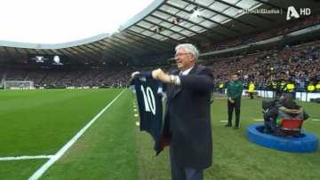  Ράγισαν καρδιές στο Χάμπντεν Παρκ - Ο Σερ Άλεξ Φέργκιουσον ύψωσε τη φανέλα του Ντένις Λο πριν το Σκωτία - Ελλάδα 