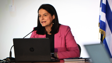 Κεραμέως: Δεν θα έλεγα ψίχουλα τα €606 που κερδίζει ο εργαζόμενος ετησίως με την αύξηση του κατώτατου μισθού – Πώς διαμορφώνονται οι καθαρές αποδοχές