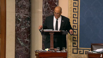 Δημοκρατικός Γερουσιαστής μιλάει επί 14 ώρες διαμαρτυρόμενος για την αντισυνταγματική πολιτική του Τραμπ - Βίντεο