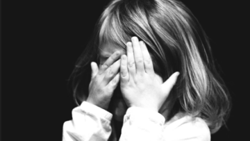 Πώς αποκαλύπτεται η κακοποίηση των παιδιών από τη συμπεριφορά τους - Γιατί πολλές φορές δεν μιλάνε για αυτό