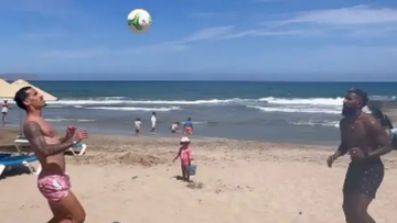 Διακοπές με μπαλίτσα σε παραλία της Κρήτης για Ροντινέι και Τσικίνιο - Βίντεο 