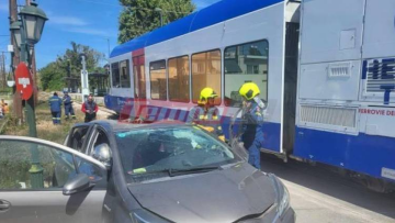 Πάτρα: Τρένο συγκρούστηκε με αυτοκίνητο - Τραυματίστηκε η οδηγός