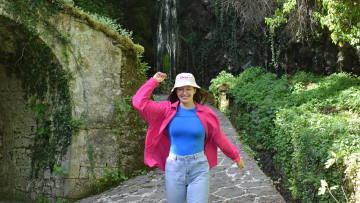   «Θα παρ’ τα βνα»: Η αρχιτεκτόνισσα Αρσινόη Νάσσιου κεντά τη ζαγορίσια ντοπιολαλιά στο σύγχρονο design