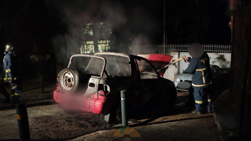 Παγκράτι: Μυστήριο με σορό άνδρα μετά από φωτιά σε αυτοκίνητο - Βρέθηκε στη θέση του συνοδηγού