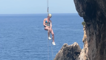 Στεφανία Γουλιώτη: H εντυπωσιακή καταρρίχηση από βραχώδη αψίδα - Δείτε βίντεο