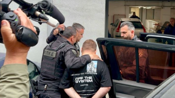 Λάρισα: Με σκυμμένο το κεφάλι στα δικαστήρια ο 21χρονος που σκότωσε τη μητέρα του