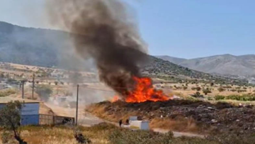 Φωτιά τώρα στο Μαρκόπουλο κοντά στον Ιππόδρομο, καίγονται σκουπίδια και λάστιχα - Μήνυμα 112 για τους καπνούς