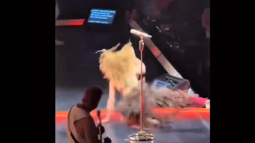 Η Σακίρα έφαγε τούμπα στη σκηνή σε συναυλία στο Μόντρεαλ - Την αποθεώνουν για την αντίδρασή της