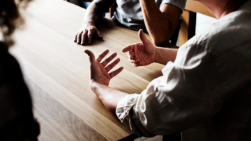 Αποφύγετε αυτές τις 3 φράσεις – «Σας κάνουν να φαίνεστε ανασφαλείς», λένε οι ειδικοί
