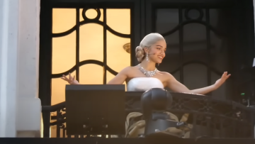 Ρέιτσελ Ζέγκλερ: Αντιδράσεις για την παράσταση «Εvita» με την ηθοποιό να τραγουδά από εξωτερικό μπαλκόνι