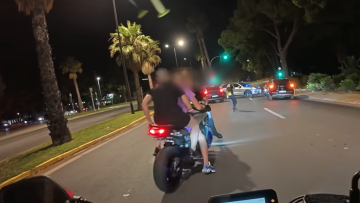 Επεισοδιακό μπλόκο για μηχανές με αναβάτες χωρίς κράνος στη Βουλιαγμένη: Παραλίγο να πατήσουν αστυνομικούς για να διαφύγουν, δείτε βίντεο