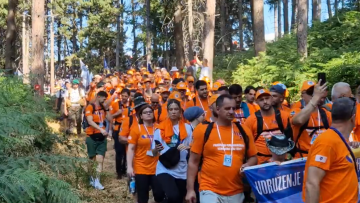 Πορεία για την ειρήνη στη Βοσνία: Χιλιάδες στα βήματα αυτών που προσπαθούσαν να ξεφύγουν από τη σφαγή στη Σρεμπρένιτσα