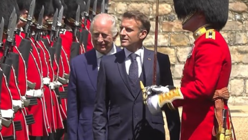 Οργή στη Βρετανία για τον Μακρόν: Τον κατηγορούν για ασέβεια επειδή περπάτησε μπροστά από τον βασιλιά Κάρολο  - «Το παίζει Ναπολέων για 5 λεπτά» γράφουν
