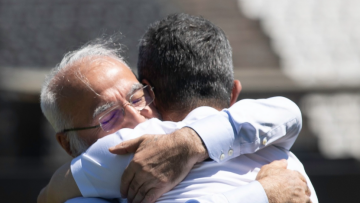 ΠΑΟΚ: Η αγκαλιά του Ιβάν Σαββίδη με τον Λουτσέσκου στο γήπεδο της Τούμπας - Φωτογραφία