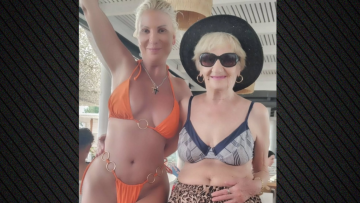 Η Στέλλα Μπεζαντάκου ποζάρει μαζί με τη μητέρα της φορώντας μαγιό: «Μάνα ιερή λέξη» γράφει
