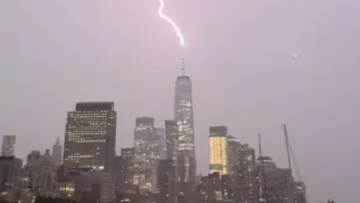 Νέα Υόρκη: Φωτογράφος «έπιασε» κεραυνό που χτύπησε το One World Trade Center  - Εντυπωσιακό βίντεο
