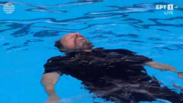 Η βουτιά του Παυλίδη στην πισίνα και οι αγκαλιές των κοριτσιών για το χρυσό στη Σιγκαπούρη - Βίντεο