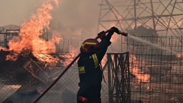Πέντε άτομα στο νοσοκομείο λόγω της φωτιάς στην Αττική