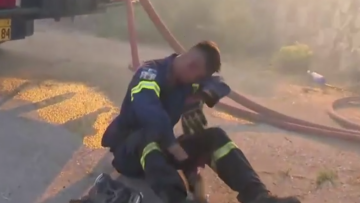 Βίντεο: Η στιγμή που εθελοντής πυροσβέστης καταρρέει ενώ επιχειρεί στη φωτιά στο Κρυονέρι