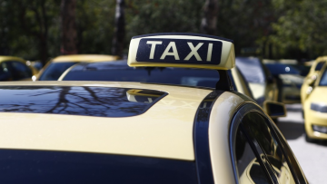 Άγρια επίθεση σε οδηγό ταξί, τον μαχαίρωσαν και του πήραν το όχημα