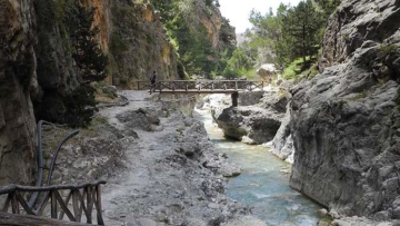 Ολονύχτια επιχείρηση διάσωσης στο φαράγγι της Σαμαριάς - Τουρίστας τραυματίστηκε σε δυσπρόσιτο σημείο