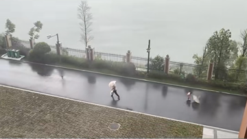 Πατέρας άφησε το παιδί του μέσα στη θύελλα στην Κίνα για να σωθεί ο ίδιος - Δείτε βίντεο
