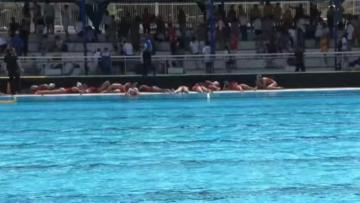 Πανικός σε αγώνα πόλο στη Βραζιλία - Έπεσαν πυροβολισμοί έξω από την πισίνα και οι αθλήτριες κρύφτηκαν πίσω από τις πινακίδες - Βίντεο 